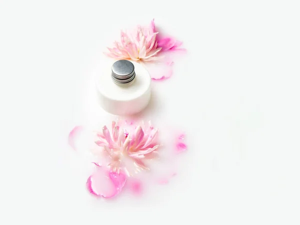 Kosmetyki Naturalne Słoiki Śmietaną Różowymi Sługusami Kąpieli Mlecznej Zdjęcie Koncepcyjne — Zdjęcie stockowe