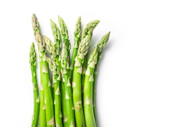 İzole edilmiş beyaz bir arka planda bir sürü kuşkonmaz. Düzgün beslenme kavramı. Düz yatıyordu. 