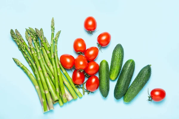 Verduras Frescas Sobre Fondo Azul Cultivos Espárragos Tomates Pepinos Concepto — Foto de Stock