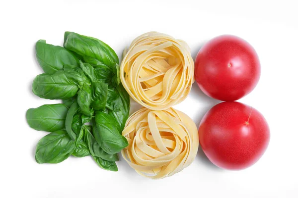 罗勒叶 意大利面 西红柿在白色孤立的背景 意大利国旗的颜色 复制空间 新鲜的香草 — 图库照片