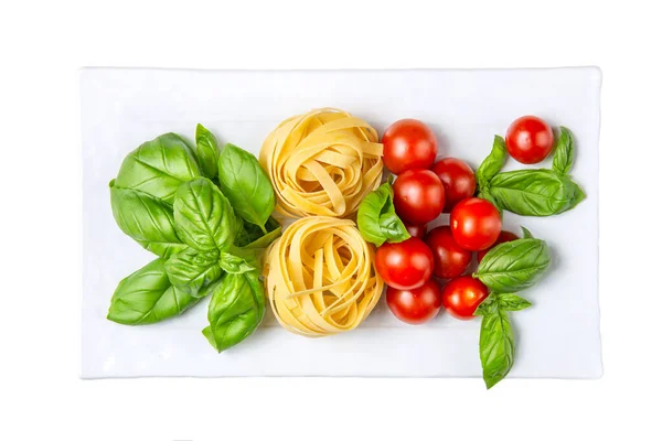 Feuilles Basilic Pâtes Tomates Sur Une Assiette Blanche Fond Blanc — Photo