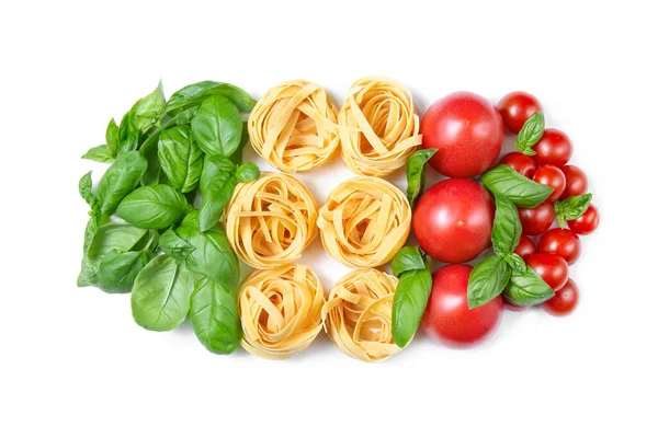 罗勒叶 意大利面 西红柿在白色孤立的背景 意大利国旗的颜色 复制空间 — 图库照片