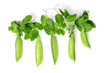 Beyaz izole edilmiş arka planda yaprakları olan yeşil bezelye kabukları. Düzgün beslenme. Düz yatıyordu.