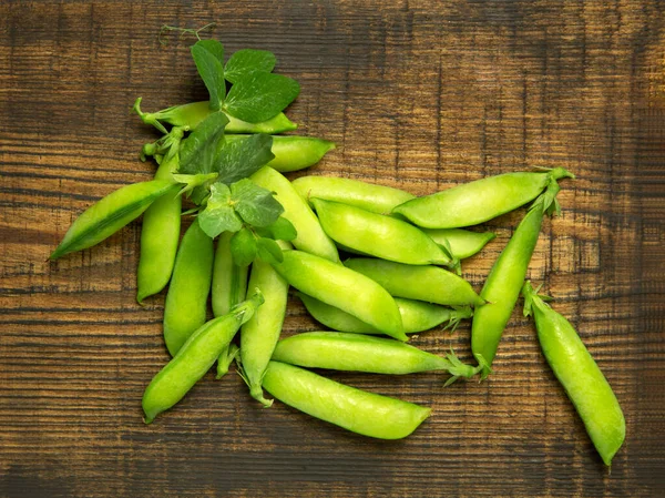 Pods Gröna Ärtor Med Blad Trä Brun Bakgrund Mat Kost — Stockfoto