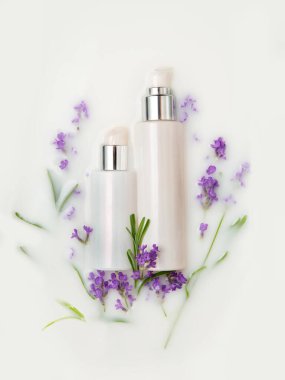 Süt banyosunda kavanozlar dolusu krema. Lavanta çiçekleri. Kavram: Temizlik, tazelik. Doğal kozmetik. Üst görünüm, düz görünüm, maket. 