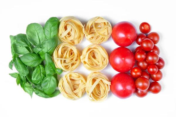 罗勒叶 意大利面 西红柿在白色孤立的背景 意大利国旗的颜色 复制空间 — 图库照片