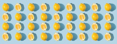Pankart. Mavi arka planda gölgesi olan limon deseni. Tamamlayıcı renkler. Taze meyveler, vitaminler. Sağlıklı beslenme konsepti. Bazı limonlar dilimlenmiş. Limon yarıları.