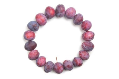 Mavi eriklerin yuvarlak çerçevesi beyaz izole bir zemin üzerinde. Taze, sulu meyveler. Tarım ürünleri. Boşluğu kopyala, üst görünüm, düz uzanma.