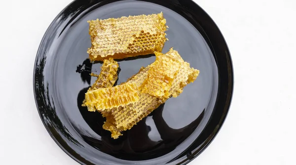 Honeycombs Plněné Lahodnou Organickým Medem Zlaté Barvy Černé Lesklé Desce — Stock fotografie