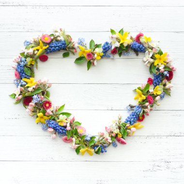 Satış duyurusu ya da reklam afişi için parlak çiçek tasarımı şablonu. Anneler Günü ve Sevgililer Günü 'nde kart atmak için elma ağaçları, muscari, papatya, unutma beni.