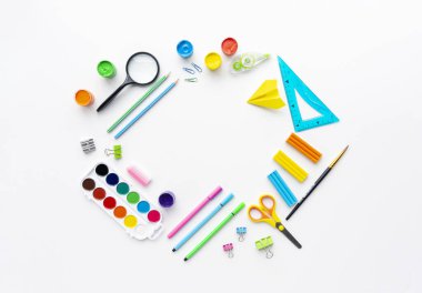 Metin için alanı olan beyaz arkaplan üzerindeki okul tasarım şablonuna geri dön.