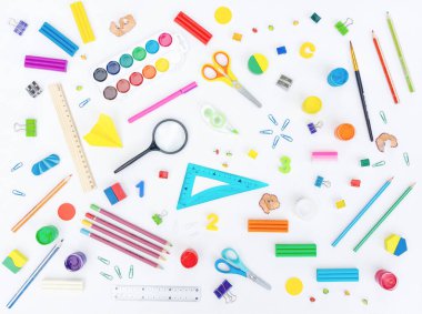 Kırtasiye geçmişi. Beyaz arka planda parlak bir kırtasiye malzemesi. Yazılı ürünler için okul malzemeleri deseni. Okul temalı kırtasiye malzemesi olan bir arka plan. Eğitim kavramı