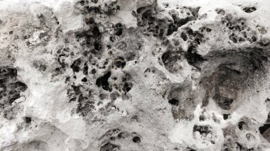 Beyaz soyut arkaplan, doğal taş travertininden ve yazı için yeri var. Doğal beyaz travertin taşının dokusu. Duyurular, davetiyeler, reklamlar için şablon tasarımı