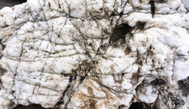 Beyaz kuvars kaya arka planı. Beyaz kristallerin dokusu. Davetiyeler, reklamlar, sosyal medya paylaşımları için doğal beyaz kuvars taşının arka planına sahip tasarım şablonu.