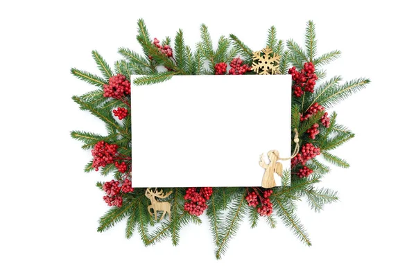 グリーティングカード 招待状 ポスターのためのコピースペースとクリスマスデザインテンプレート 木製のクリスマスの装飾と赤い色の北欧スタイルのビブラムベリーとクリスマスフレーム — ストック写真