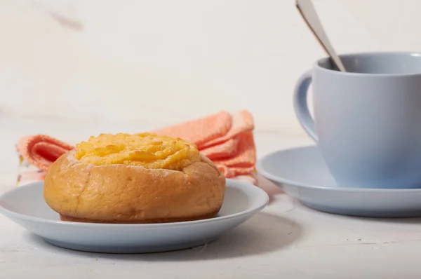 Desayuno Con Bollo Crema Coco —  Fotos de Stock