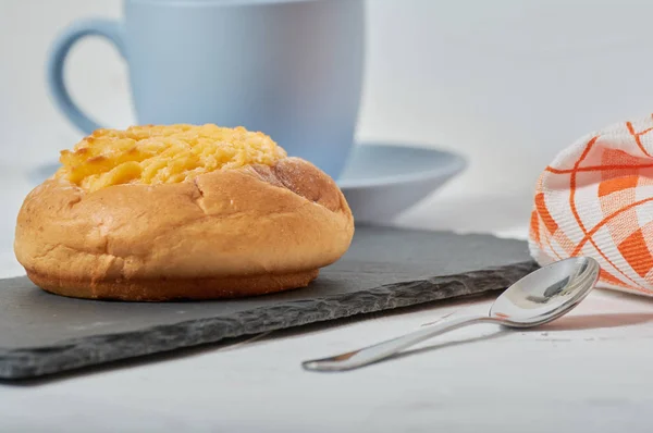 Desayuno Con Bollo Crema Coco —  Fotos de Stock