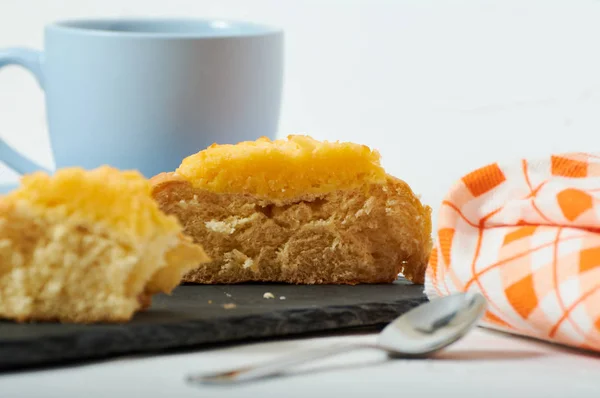 Desayuno Con Bollo Crema Coco —  Fotos de Stock