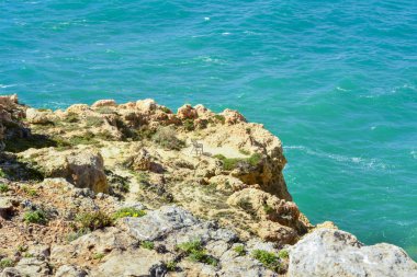 Benagil, Portekiz Algarve köyünün kayalıklarla