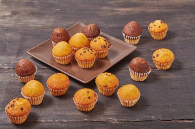 Kahvaltı için lezzetli mini çikolata tadında muffins