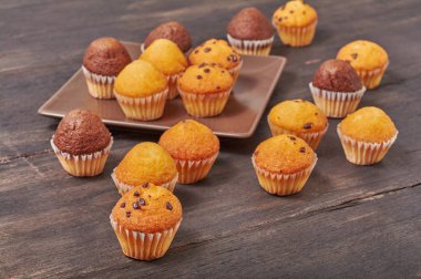 Kahvaltı için lezzetli mini çikolata tadında muffins