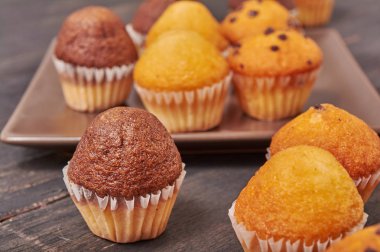 Kahvaltı için lezzetli mini çikolata tadında muffins