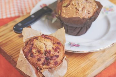 Tam tahıllı tarçın ve elma muffins tohumları ile