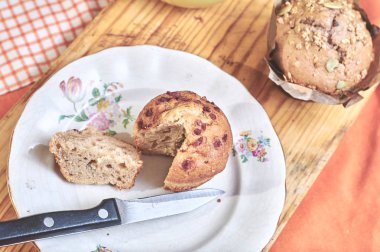 Tam tahıllı tarçın ve elma muffins tohumları ile