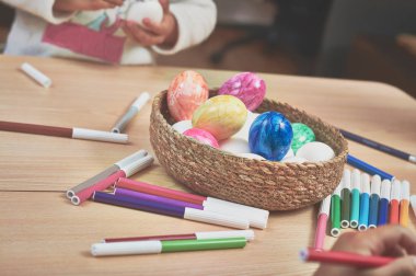 Paskalya yumurtaları kendi mom's yardımıyla ve imleçli evde Boyama Çocuk