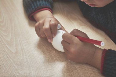 Paskalya yumurtaları kendi mom's yardımıyla ve imleçli evde Boyama Çocuk