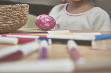 Paskalya yumurtaları kendi mom's yardımıyla ve imleçli evde Boyama Çocuk