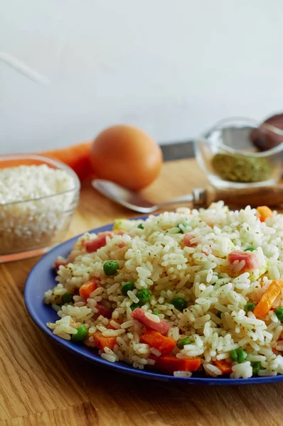 Arroz 3 delicias en plato de fibra de bambú con varillas de resina — Foto de Stock