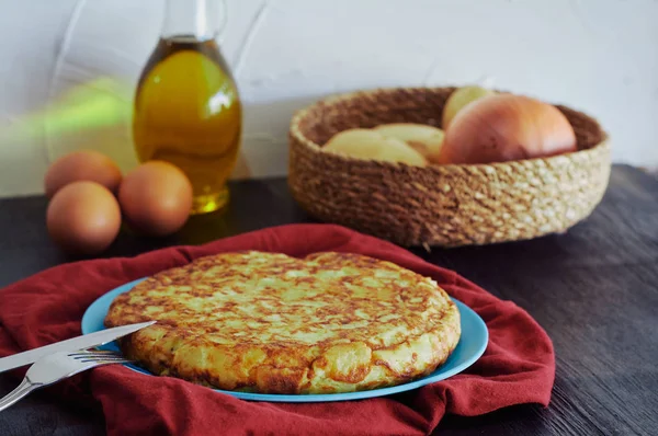 Spanisches Omelett mit Kartoffeln, Ei und Zwiebeln, begleitet von Olivenöl — Stockfoto