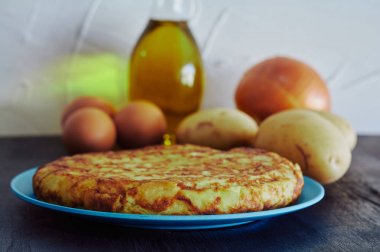 Patates, yumurta ve soğan ile İspanyol omlet, zeytinyağı eşliğinde