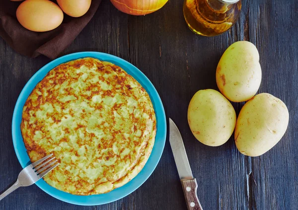 Omelete espanhola com batata, ovo e cebola, acompanhada de azeite — Fotografia de Stock