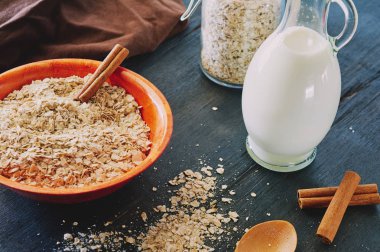 tarçın ve süt ile yulaf gevreği