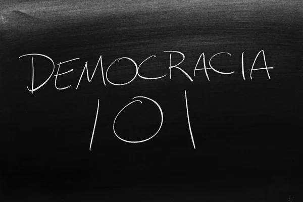 チョークで黒板に単語 Democracia 101 民主主義 101 — ストック写真