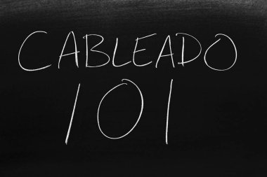 Kelimeleri Cableado 101 tebeşir bir tahta. Çeviri: 101 kablolama