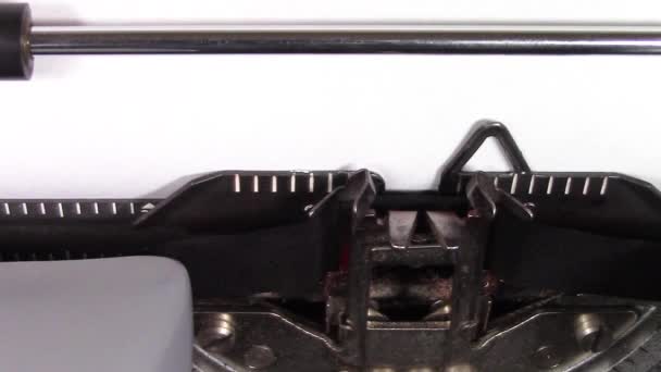 ein Nahaufnahme-Video der Worte guns 101, die auf weißem Papier in einer alten manuellen Schreibmaschine getippt werden. Schuss im Makro.