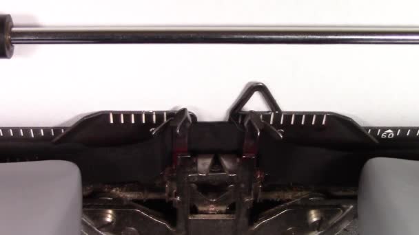 在旧手动打字机上用白纸上键入的 Gun 101 字样的特写视频 在宏中拍摄 — 图库视频影像