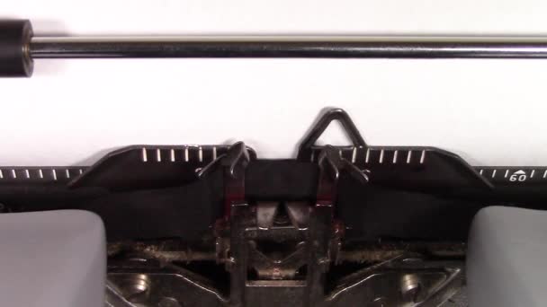 在旧手动打字机的白纸上键入的 字样的特写视频 在宏中拍摄 — 图库视频影像