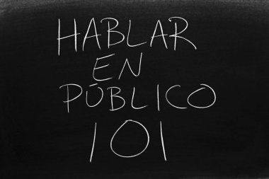 Kelimeler Hablar En Pblico 101 tebeşir bir tahta üzerinde. Çeviri: Public Speaking 101