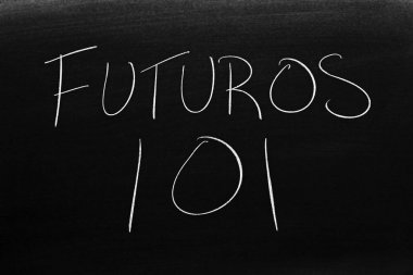 Tebeşirle tahtadaki Futuros 101 kelimeleri. Çeviri: Futures 101