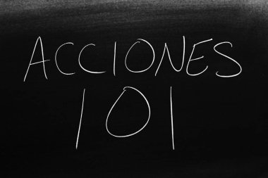Acciones 101 kelimeleri tebeşirle tahtada. Çeviri: Hisse Senetleri 101
