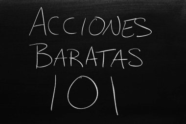 Acciones Baratas 101 kelimeleri tebeşirle tahtada. Çeviri: Penny Stocks 101