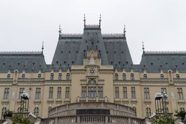 Romanya 'nın Iasi kentindeki Kültür Sarayı' nın üst katlarını kapatın.