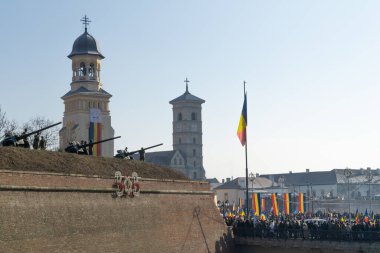 Alba Iulia, Romanya - 01.12.2018: Arka planda topçu silahları ve Yeniden Birleştirme Katedrali