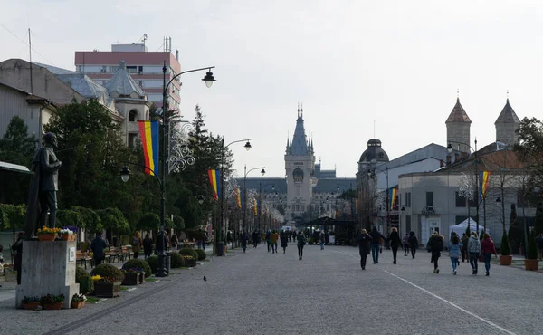 Iasi Rumunia 2019 Ludzie Spacerujący Ulicą Pałacem Kultury Tle — Zdjęcie stockowe