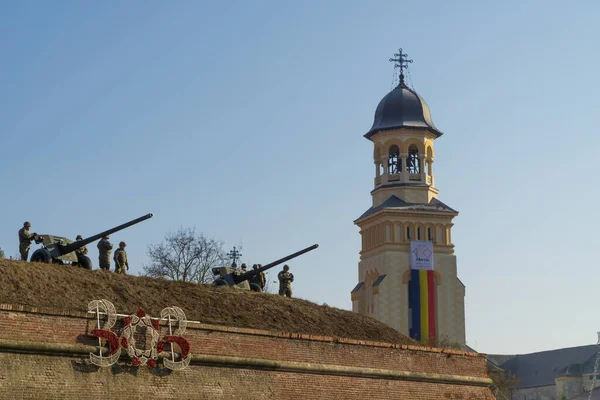 Alba Iulia Rumunia 2018 Działa Artyleryjskie Katedra Zjednoczenia Tle — Zdjęcie stockowe