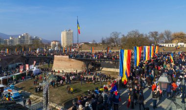 Alba Iulia, Romanya - 01.12.2018: Ulusal Bayram kutlamalarına katılmak için soğuğa meydan okuyan büyük bir kalabalık